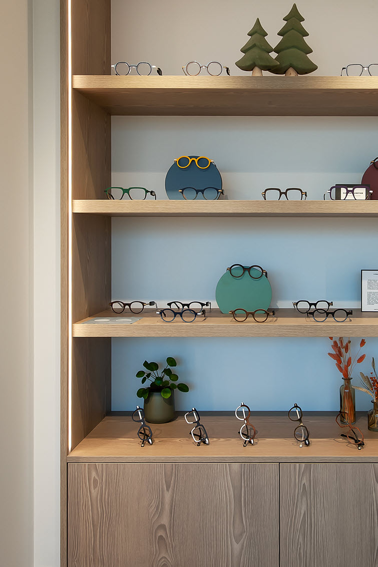 Made-to-measure cabinets with indirect lighting in extremely scratch-resistant HPL 